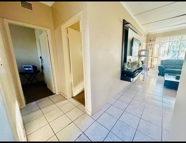 2 BEDROOM APARTMENT FOR SALE IN VANDERBIJLPARK CW 2